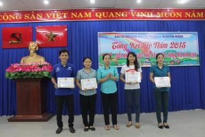 OYIM Vietnam coordinator Keiko Le (fourth from left) received a certificate of appreciation award on August 27 from ward (local government) leaders for OYIM Vietnam's two community service activities in ward 9 Phu Nhuan district, Ho Chi Minh City. Photo credit: ANN/Keiko Le.