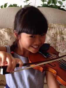 Zoei with violin