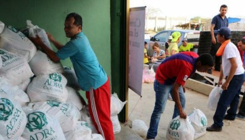 Volunteers load up to distribute food in La Guajira.